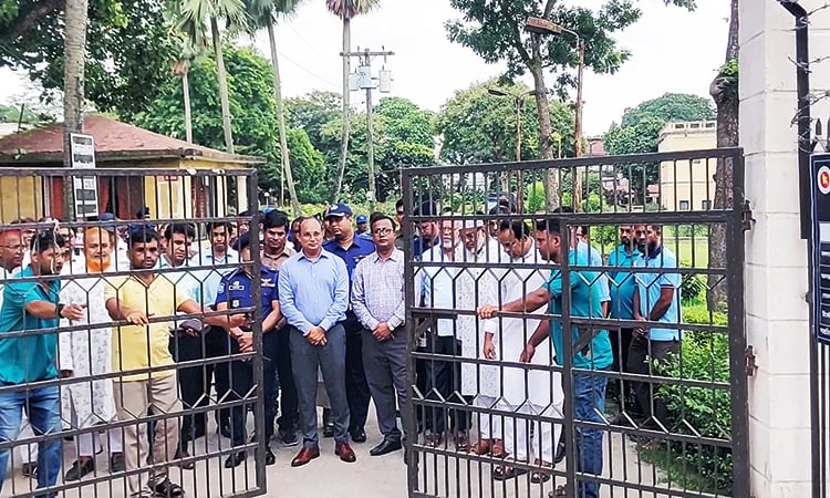 দুই দিন বন্ধ থাকার পর কবিগুরুর কাছারি বাড়ি উন্মুক্ত